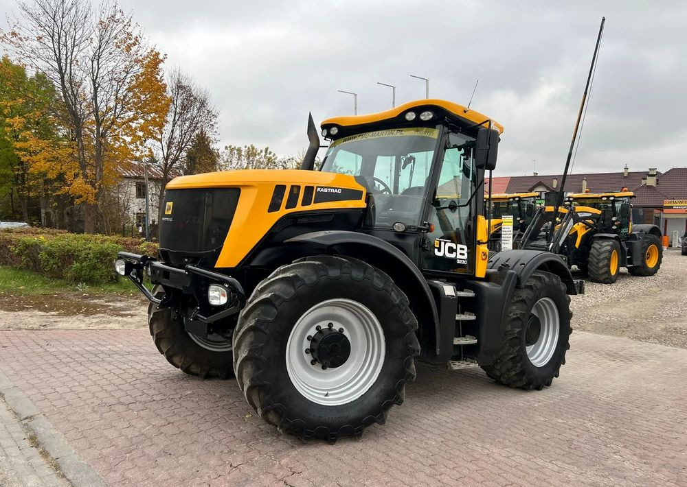 JCB Fastrac 3230 Sisu Xtra - Traktors: foto 1 JCB Fastrac 3230 Sisu Xtra - Traktors: foto 1