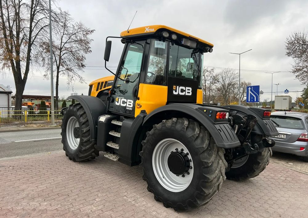 JCB Fastrac 3230 Sisu Xtra - Traktors: foto 3 JCB Fastrac 3230 Sisu Xtra - Traktors: foto 3