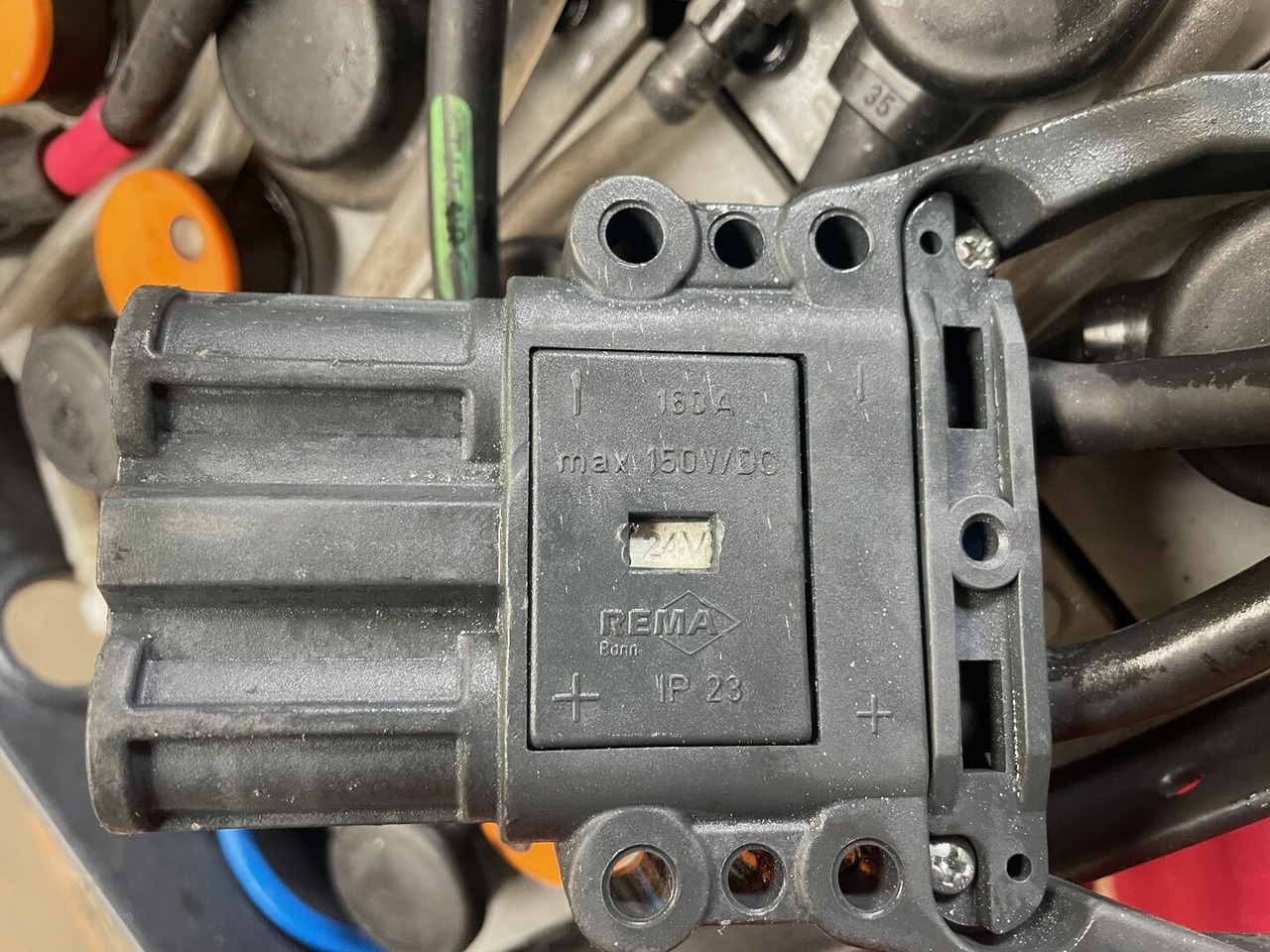 Hawker 24 Volt I 3 PZS 375 - Akumulators - Iekraušanas tehnika: foto 4 Hawker 24 Volt I 3 PZS 375 - Akumulators - Iekraušanas tehnika: foto 4