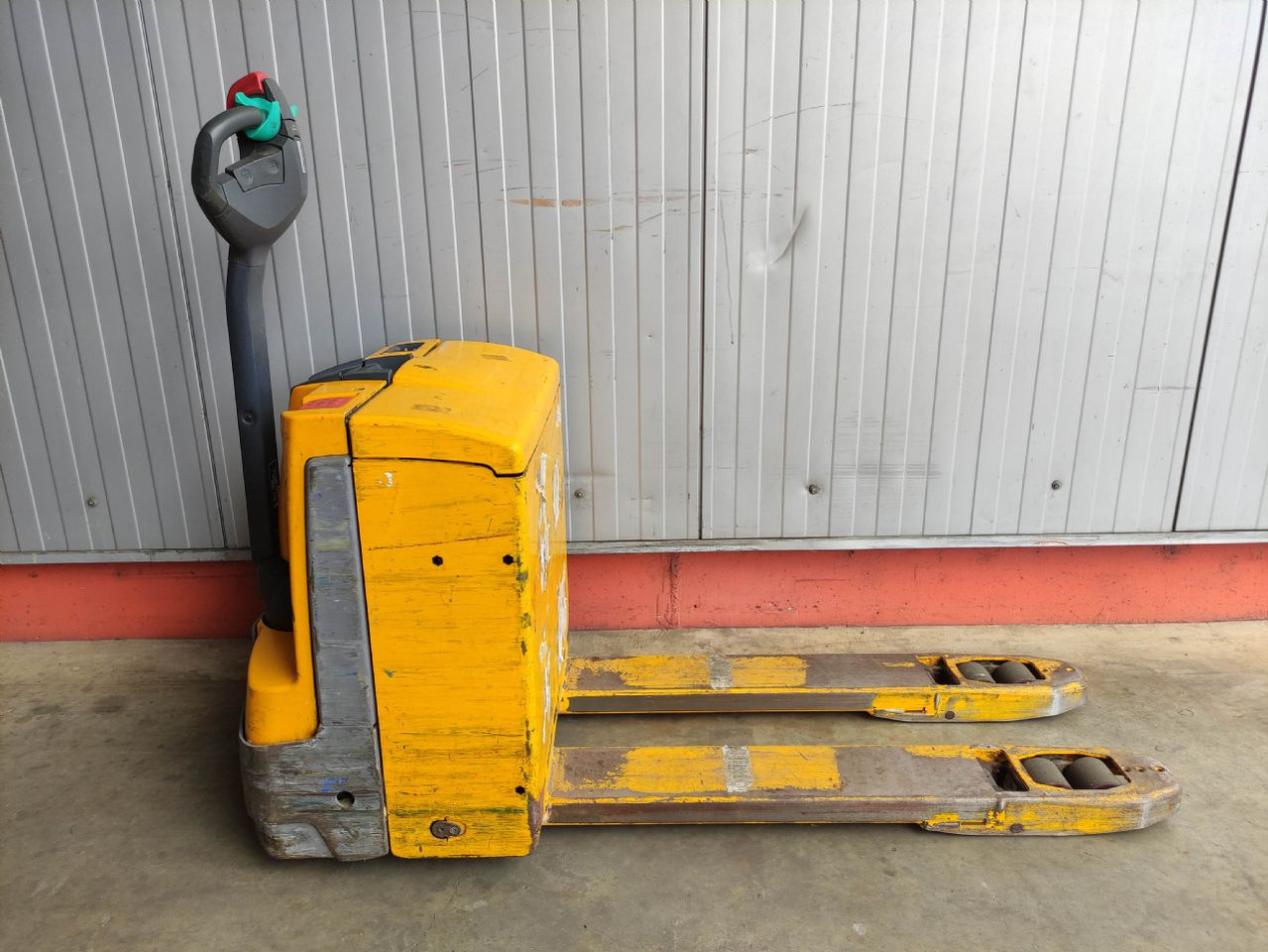 Jungheinrich EJE 116 - Rokas palešu ratiņi: foto 2 Jungheinrich EJE 116 - Rokas palešu ratiņi: foto 2