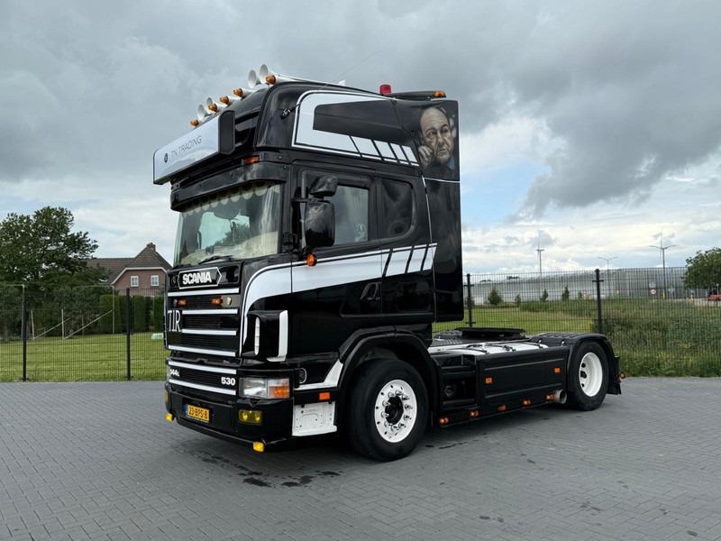 Scania R 144 530 SHOW TRUCK, INTERIEUR, OPEN UITLAAT, HOBBY, TOP. - Vilcējs: foto 2 Scania R 144 530 SHOW TRUCK, INTERIEUR, OPEN UITLAAT, HOBBY, TOP. - Vilcējs: foto 2