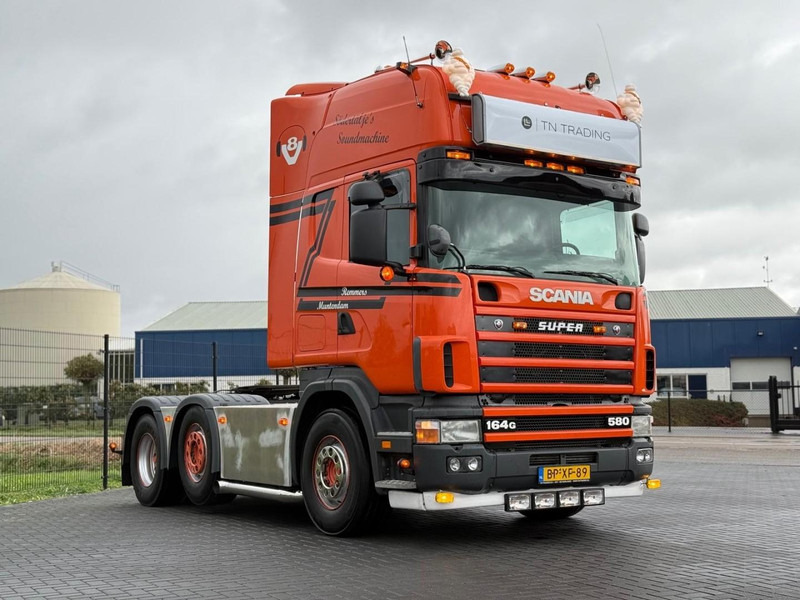 Scania R 164 GA 6X2/4 NA 580 SHOW TRUCK, GESTUURDE VOORLOPER, COMPLEET, TOP. - Vilcējs: foto 1 Scania R 164 GA 6X2/4 NA 580 SHOW TRUCK, GESTUURDE VOORLOPER, COMPLEET, TOP. - Vilcējs: foto 1