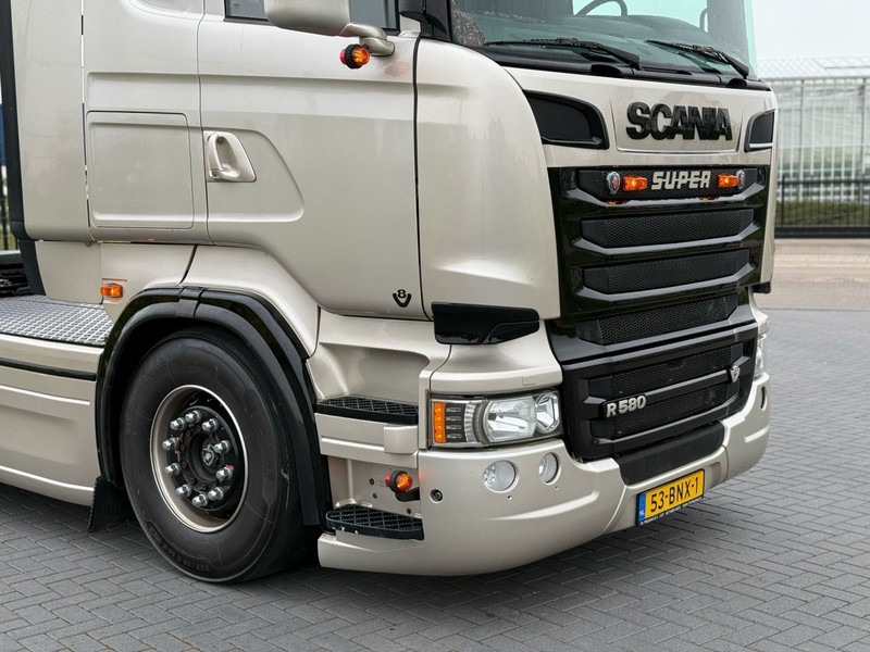Scania R 580 SHOWTRUCK, VOLLUCHT, VOL SPOILER, RETARDER, SCHUIFSCHOTEL. - Vilcējs: foto 2 Scania R 580 SHOWTRUCK, VOLLUCHT, VOL SPOILER, RETARDER, SCHUIFSCHOTEL. - Vilcējs: foto 2
