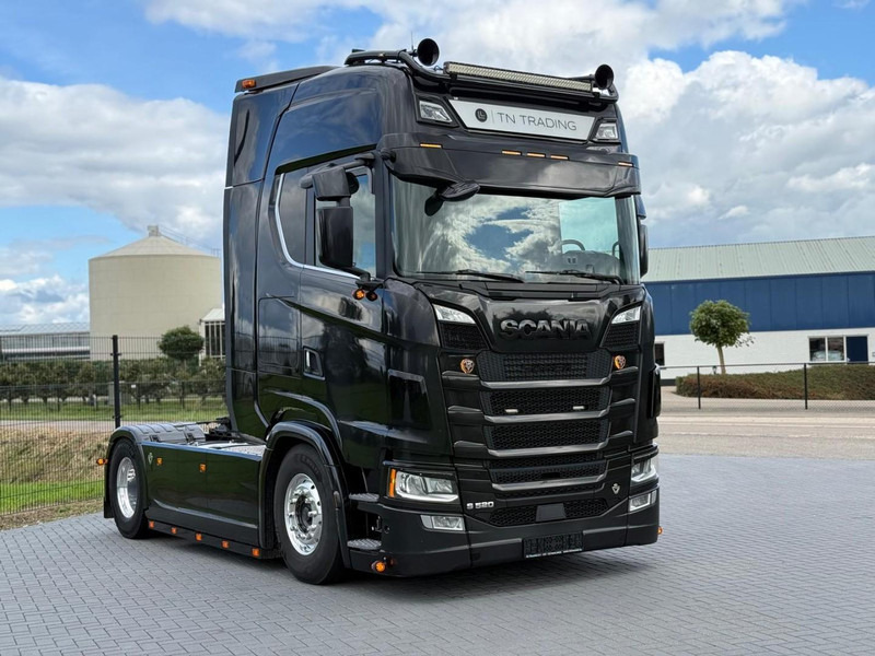 Scania S520 V8 NGS EURO 6D, VOLLUCHT, RETARDER, 6 PUNTS LUCHTVERING, LEER, ALCOA. - Vilcējs: foto 1 Scania S520 V8 NGS EURO 6D, VOLLUCHT, RETARDER, 6 PUNTS LUCHTVERING, LEER, ALCOA. - Vilcējs: foto 1