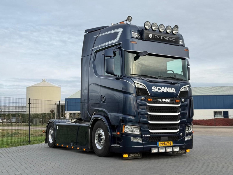Scania S520 VOLLUCHT, RETARDER, LEATHER, ALCOA, 9 TONS VOORAS, TACHO 2. - Vilcējs: foto 1 Scania S520 VOLLUCHT, RETARDER, LEATHER, ALCOA, 9 TONS VOORAS, TACHO 2. - Vilcējs: foto 1