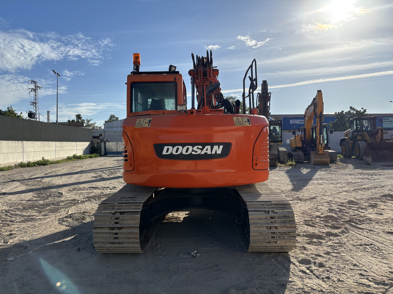 DOOSAN DX140-3 - Kāpurķēžu ekskavators: foto 4 DOOSAN DX140-3 - Kāpurķēžu ekskavators: foto 4