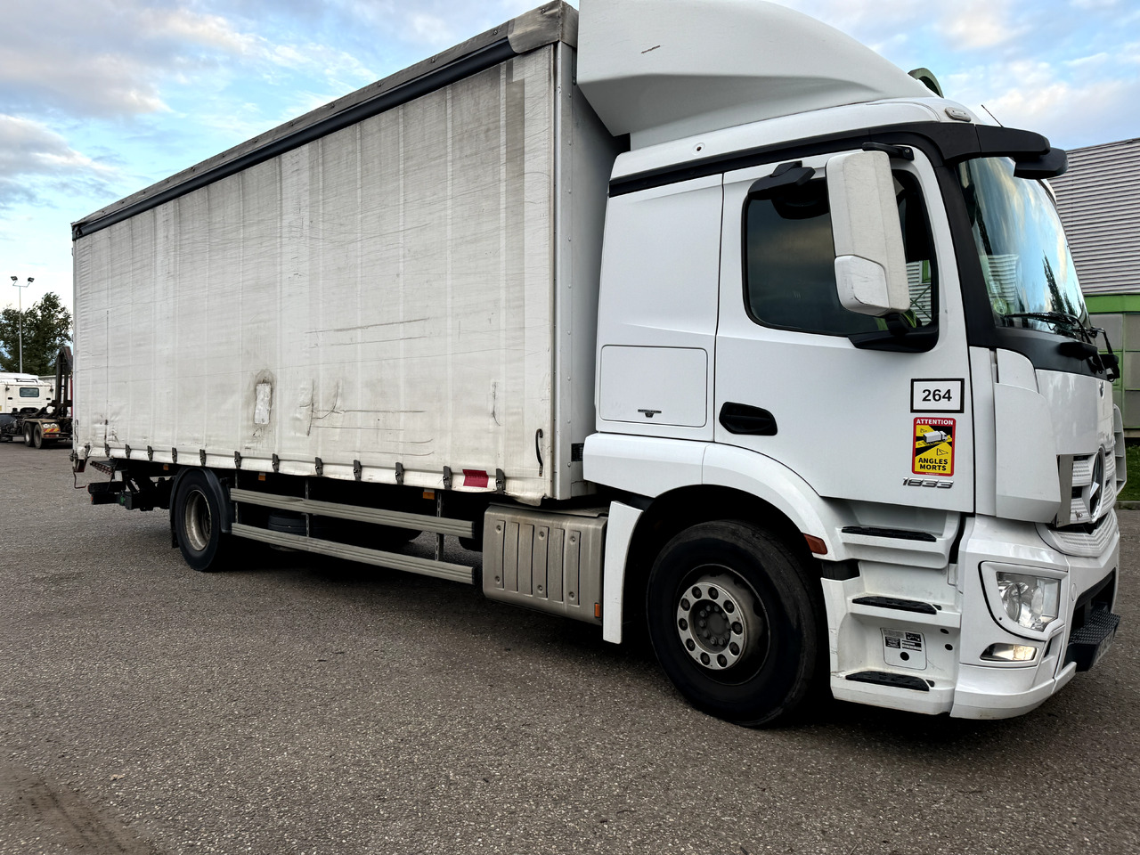 MERCEDES-BENZ ACTROS 1833 - Kravas automašīna ar tentu: foto 2 MERCEDES-BENZ ACTROS 1833 - Kravas automašīna ar tentu: foto 2