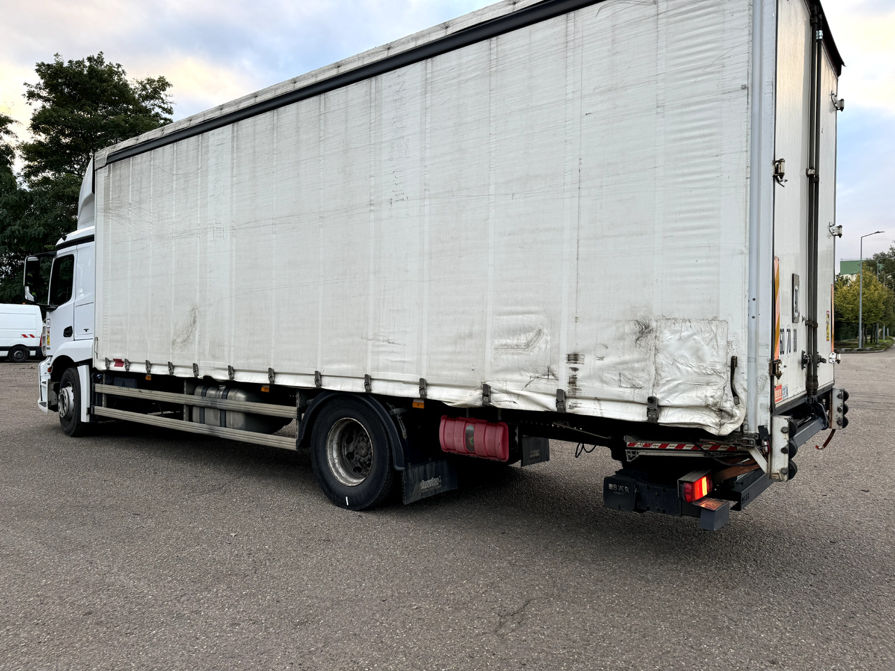 MERCEDES-BENZ ACTROS 1833 - Kravas automašīna ar tentu: foto 4 MERCEDES-BENZ ACTROS 1833 - Kravas automašīna ar tentu: foto 4