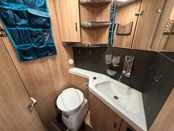 Daļēji integrētais kemperis Knaus Sky TI 700 MEG Platinum Selection/Einzelbetten: foto 19