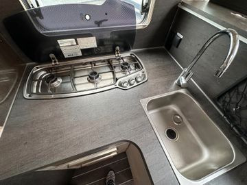 Daļēji integrētais kemperis Knaus Sky TI 700 MEG Platinum Selection/Einzelbetten: foto 17