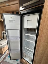 Daļēji integrētais kemperis Knaus Sky TI 700 MEG Platinum Selection/Einzelbetten: foto 18