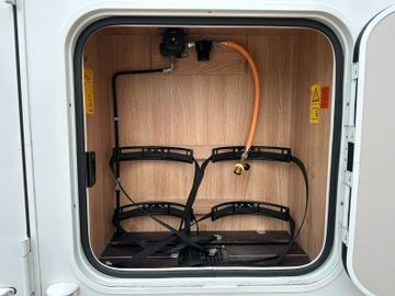 Daļēji integrētais kemperis Knaus Sky TI 700 MEG Platinum Selection/Einzelbetten: foto 24