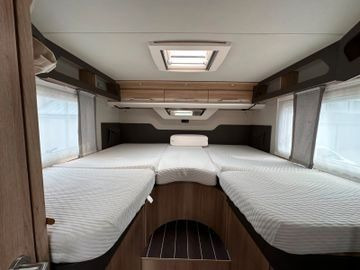 Daļēji integrētais kemperis Knaus Sky TI 700 MEG Platinum Selection/Einzelbetten: foto 16