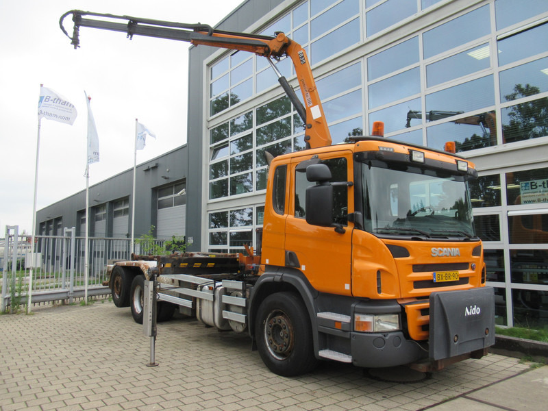 Scania P 320 B 6x2*4 + HMF 835 + HYVA Haakarm - Pacēlājs ar āķi, Kravas auto ar manipulatoru: foto 2 Scania P 320 B 6x2*4 + HMF 835 + HYVA Haakarm - Pacēlājs ar āķi, Kravas auto ar manipulatoru: foto 2