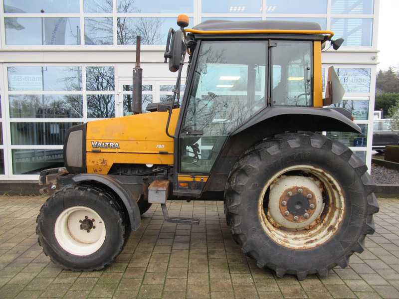 Valtra 700 4x2 VALMET - Traktors: foto 2 Valtra 700 4x2 VALMET - Traktors: foto 2