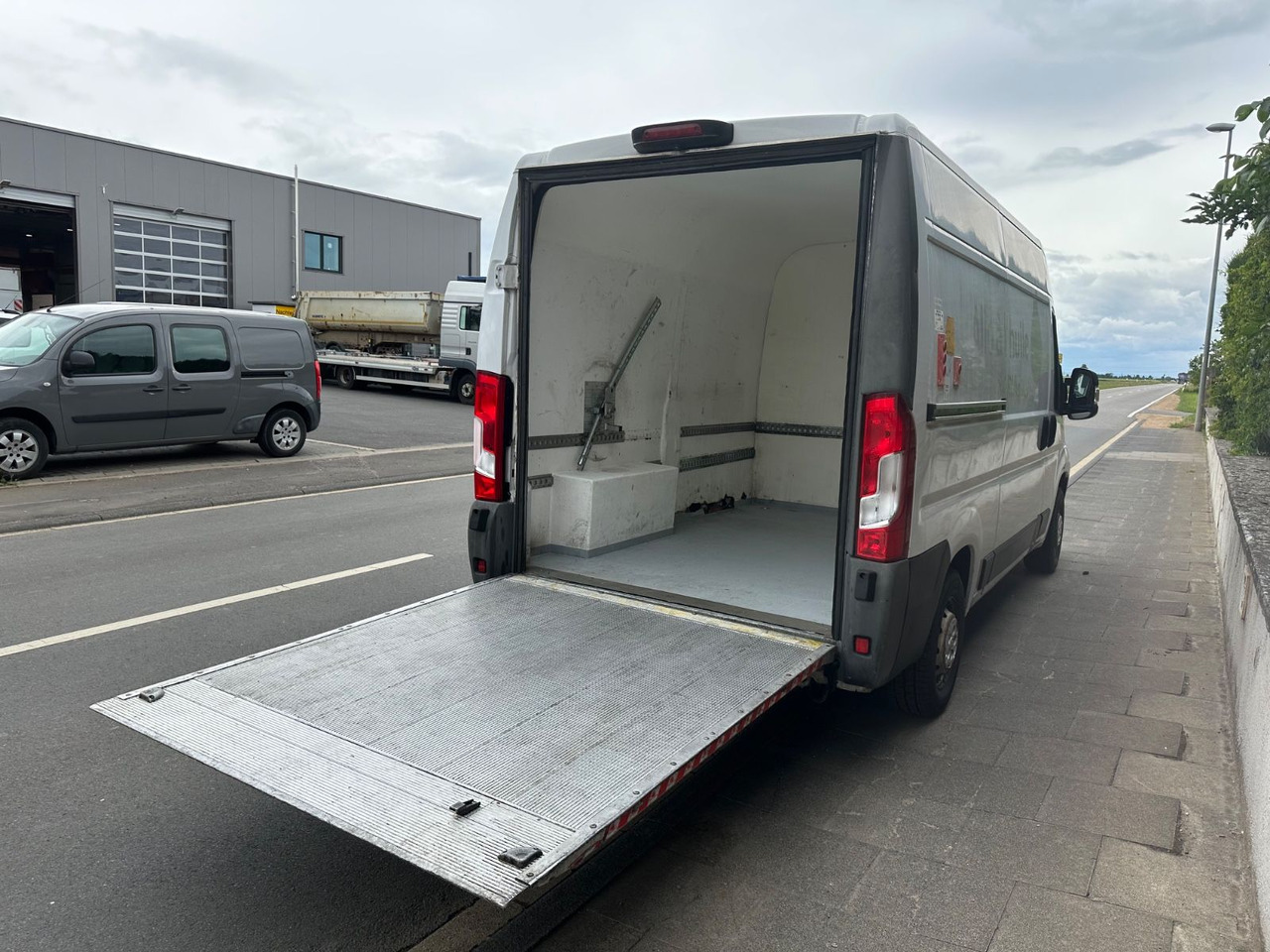 Fiat Ducato130*Automatik*Ladebordwand/LBW 500Kg - Kravas mikroautobuss: foto 3 Fiat Ducato130*Automatik*Ladebordwand/LBW 500Kg - Kravas mikroautobuss: foto 3