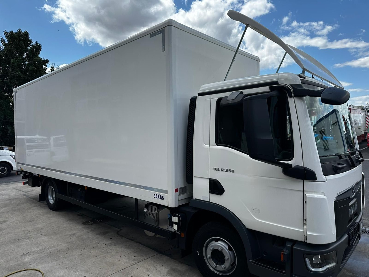 MAN TGL 12.250 /Ladebordwand/Automatik/Ahk - Kravas automašīna ar slēgto virsbūvi: foto 2 MAN TGL 12.250 /Ladebordwand/Automatik/Ahk - Kravas automašīna ar slēgto virsbūvi: foto 2