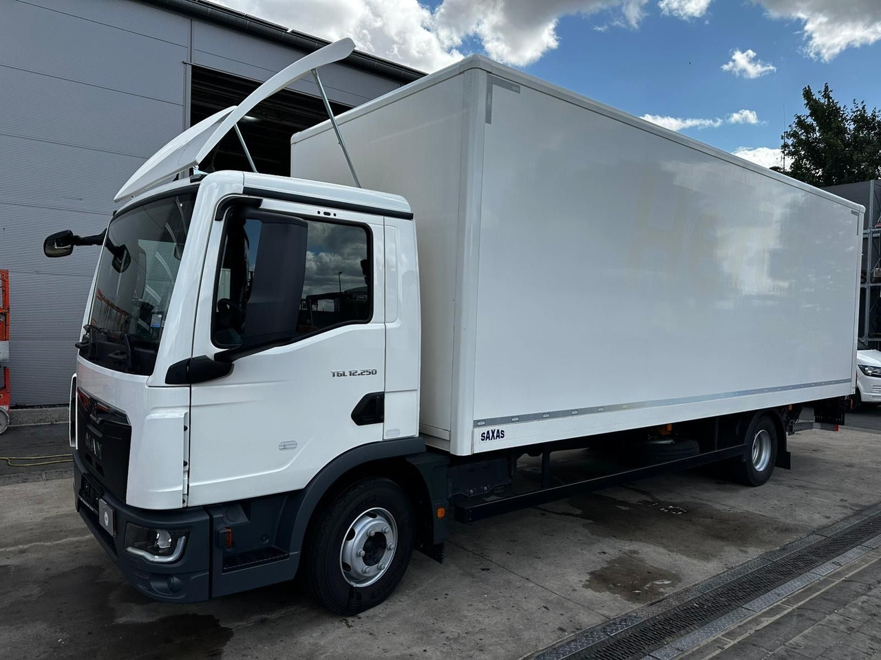 MAN TGL 12.250 /Ladebordwand/Automatik/Ahk - Kravas automašīna ar slēgto virsbūvi: foto 1 MAN TGL 12.250 /Ladebordwand/Automatik/Ahk - Kravas automašīna ar slēgto virsbūvi: foto 1