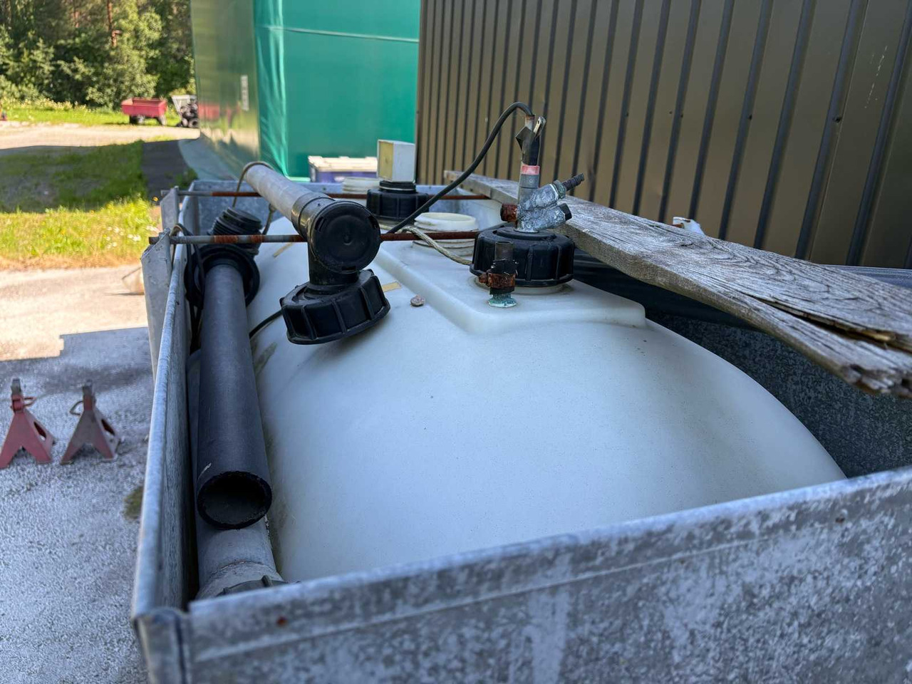 Solvent tank with safety cage - Uzglabāšanas tvertne: foto 1 Solvent tank with safety cage - Uzglabāšanas tvertne: foto 1