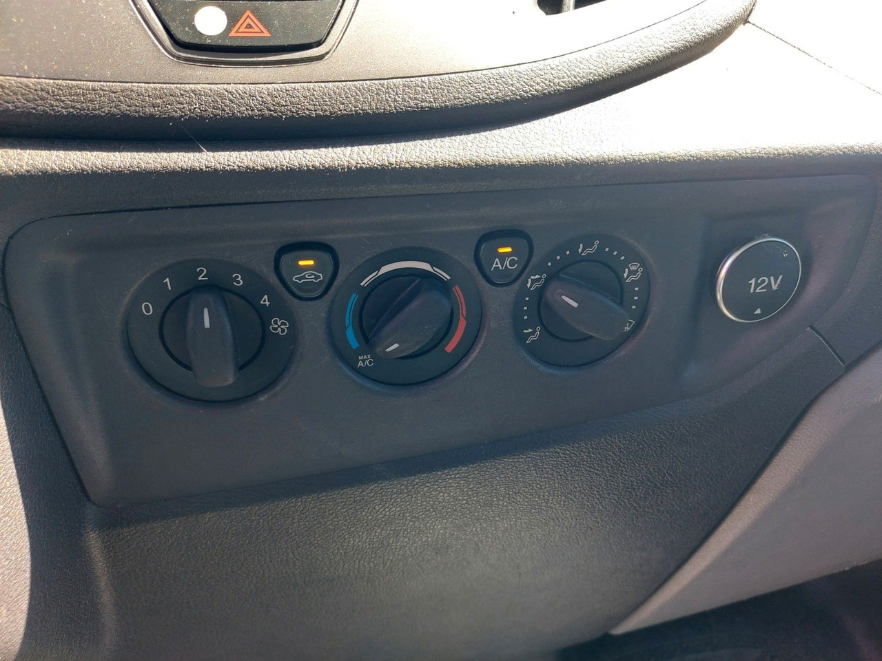 Pasažieru furgons Ford Transit Kombi 350 L3 hoch Trend Rollstuhl Lift: foto 15 Pasažieru furgons Ford Transit Kombi 350 L3 hoch Trend Rollstuhl Lift: foto 15