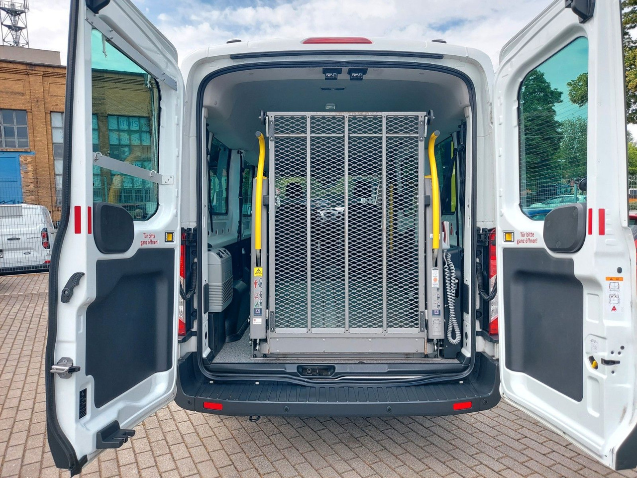 Pasažieru furgons Ford Transit Kombi 350 L3 hoch Trend Rollstuhl Lift: foto 21 Pasažieru furgons Ford Transit Kombi 350 L3 hoch Trend Rollstuhl Lift: foto 21
