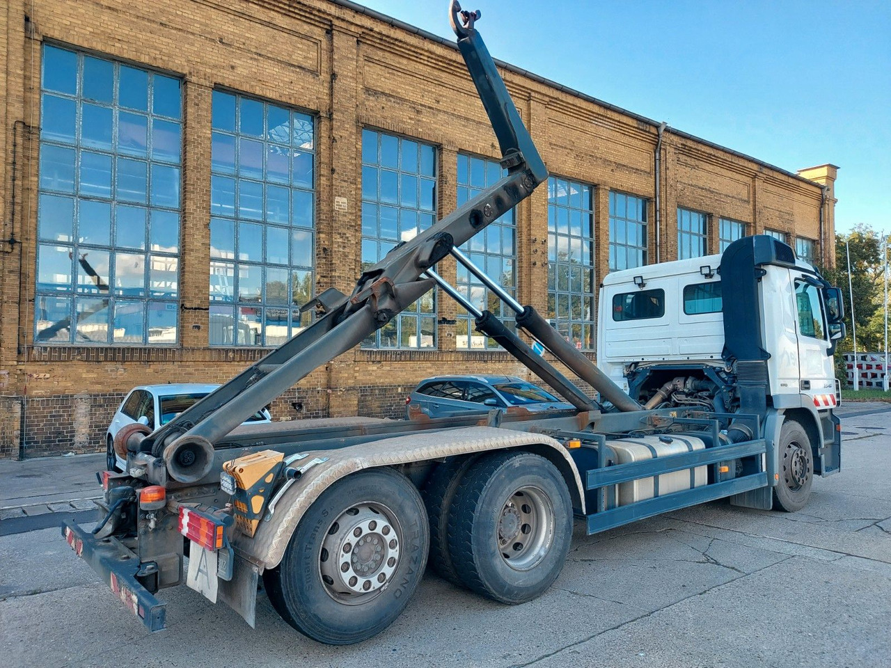 Mercedes-Benz Actros 6-Zyl. 2546 ABROLLKIPPER MEILER - Pacēlājs ar āķi: foto 1 Mercedes-Benz Actros 6-Zyl. 2546 ABROLLKIPPER MEILER - Pacēlājs ar āķi: foto 1