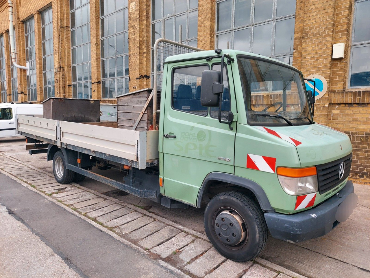 Mercedes-Benz Vario 613D Pritsche lang extralang - Automašīna ar kravas platformu: foto 1 Mercedes-Benz Vario 613D Pritsche lang extralang - Automašīna ar kravas platformu: foto 1