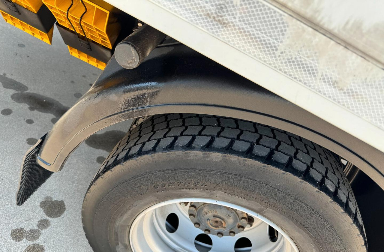 Kravas automašīna ar slēgto virsbūvi Iveco: foto 11