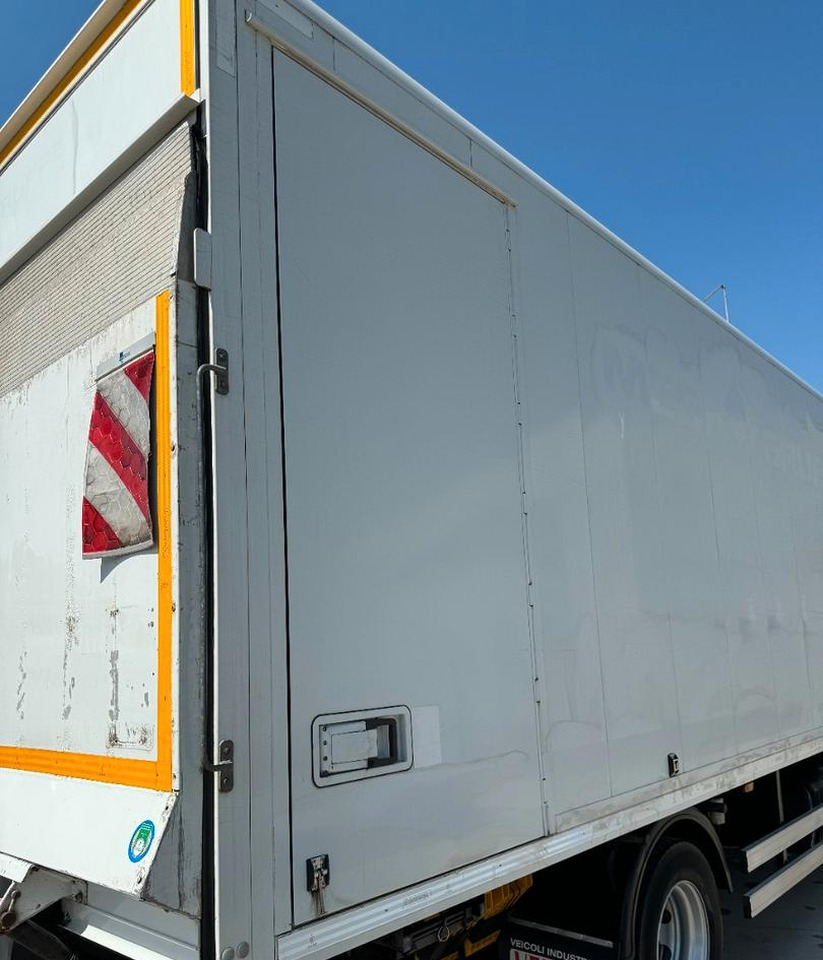 Kravas automašīna ar slēgto virsbūvi Iveco: foto 7