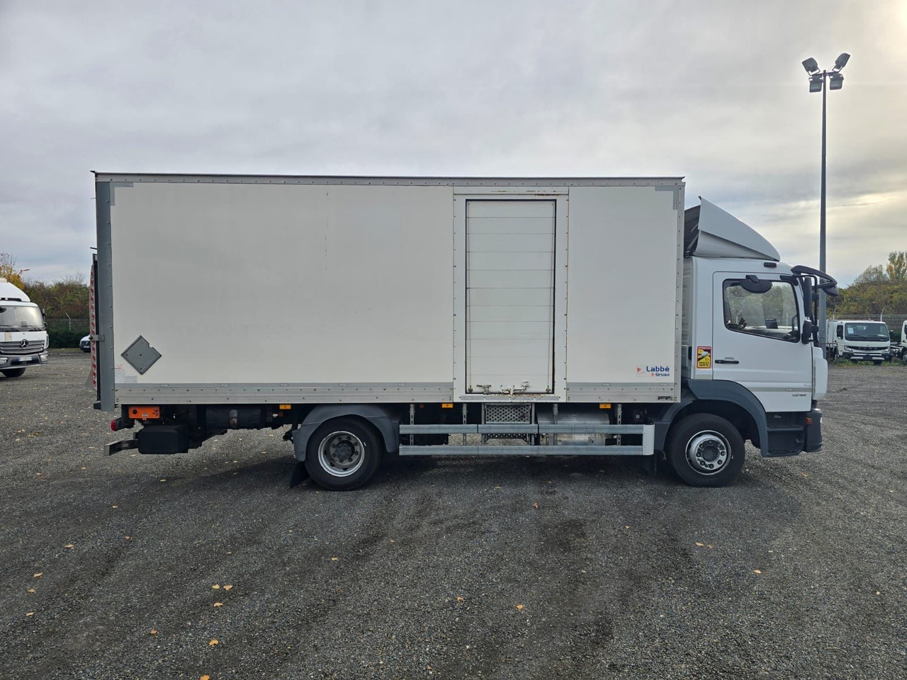 Mercedes-Benz Atego 1218 4x2 Koffer/FULL-ADR/EXIII/LBW/AC/EU6d - Kravas automašīna ar slēgto virsbūvi: foto 4 Mercedes-Benz Atego 1218 4x2 Koffer/FULL-ADR/EXIII/LBW/AC/EU6d - Kravas automašīna ar slēgto virsbūvi: foto 4