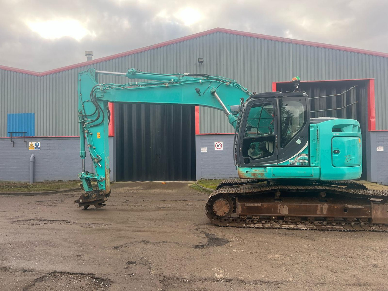 Kobelco SK230SRLC-5E - Kāpurķēžu ekskavators: foto 2 Kobelco SK230SRLC-5E - Kāpurķēžu ekskavators: foto 2
