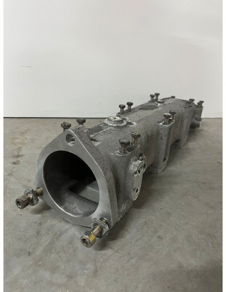 Liebherr A974 / P974 / R942 / R944 / R954 / R964 / R974 / R974B - A 974 / P 974 / R 942 / R 944 / R 954 / R 964 / R 974 / R 974B - Gaisa ieplūdes caurule: foto 5 Liebherr A974 / P974 / R942 / R944 / R954 / R964 / R974 / R974B - A 974 / P 974 / R 942 / R 944 / R 954 / R 964 / R 974 / R 974B - Gaisa ieplūdes caurule: foto 5