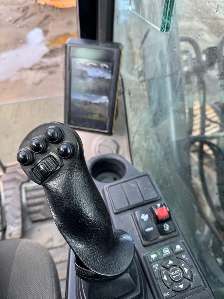 Kāpurķēžu ekskavators Volvo ECR 235 E: foto 32