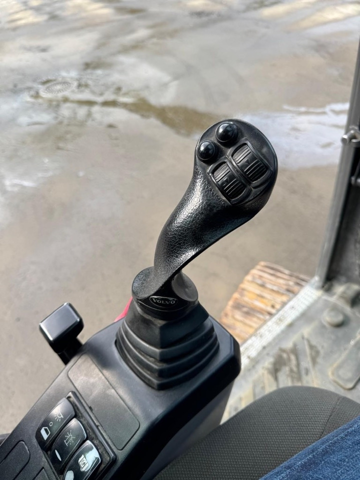 Kāpurķēžu ekskavators Volvo ECR 235 E: foto 33