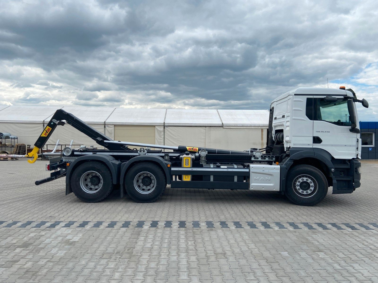 MAN TGS 26.440 6x4 Abrollkipper HYVA 20-60-S - Pacēlājs ar āķi: foto 4 MAN TGS 26.440 6x4 Abrollkipper HYVA 20-60-S - Pacēlājs ar āķi: foto 4