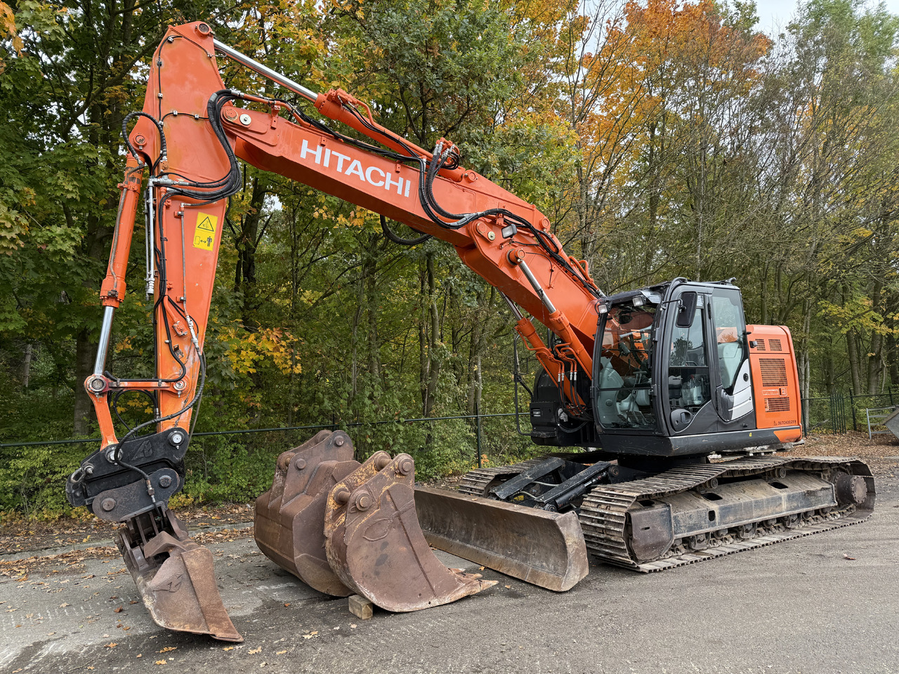 Hitachi ZX225USLC-6 - Kāpurķēžu ekskavators: foto 1 Hitachi ZX225USLC-6 - Kāpurķēžu ekskavators: foto 1
