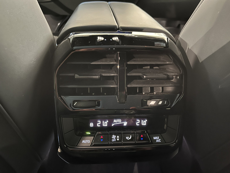 SUV BMW iX xDrive40 High Executive 77 kWh / Luchtvering / Pano / Harman Kardon / Trekhaak / Sportpakket / 27.750 KM !!: foto 16