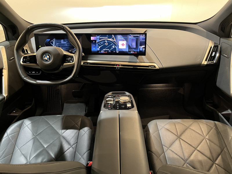 BMW iX xDrive40 High Executive 77 kWh / Luchtvering / Pano / Harman Kardon / Trekhaak / Sportpakket / 27.750 KM !! - SUV: foto 2 BMW iX xDrive40 High Executive 77 kWh / Luchtvering / Pano / Harman Kardon / Trekhaak / Sportpakket / 27.750 KM !! - SUV: foto 2