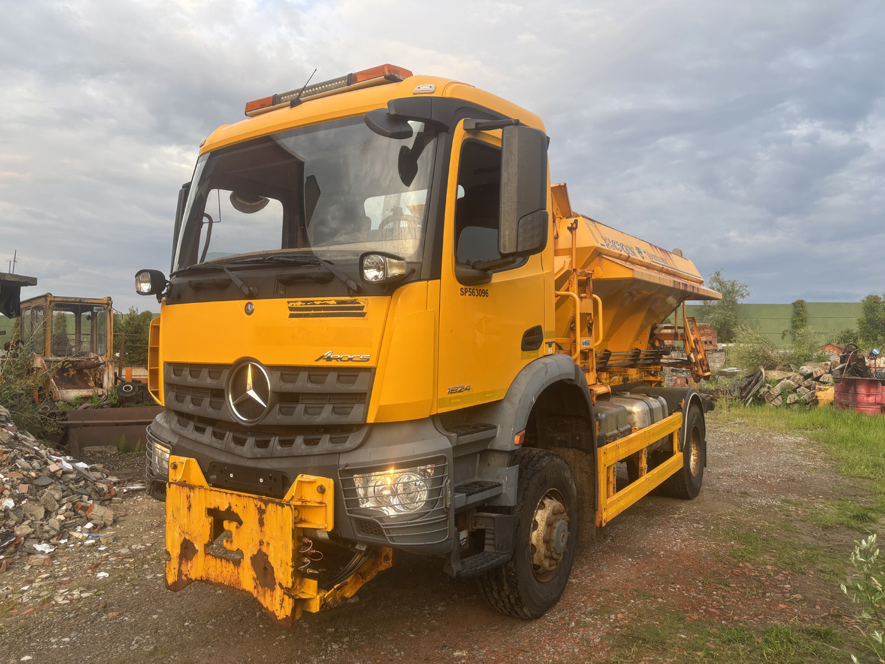 Mercedes AROCS 1824 4X4 GRITTER/SPREADER/PLOUGH - Sniega novākšanas tehnika: foto 4 Mercedes AROCS 1824 4X4 GRITTER/SPREADER/PLOUGH - Sniega novākšanas tehnika: foto 4