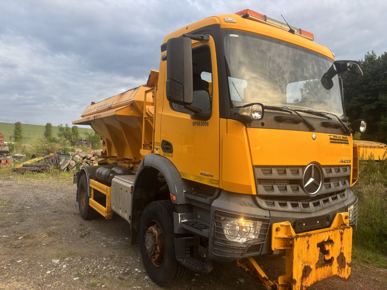 Mercedes AROCS 1824 4X4 GRITTER/SPREADER/PLOUGH - Sniega novākšanas tehnika: foto 3 Mercedes AROCS 1824 4X4 GRITTER/SPREADER/PLOUGH - Sniega novākšanas tehnika: foto 3