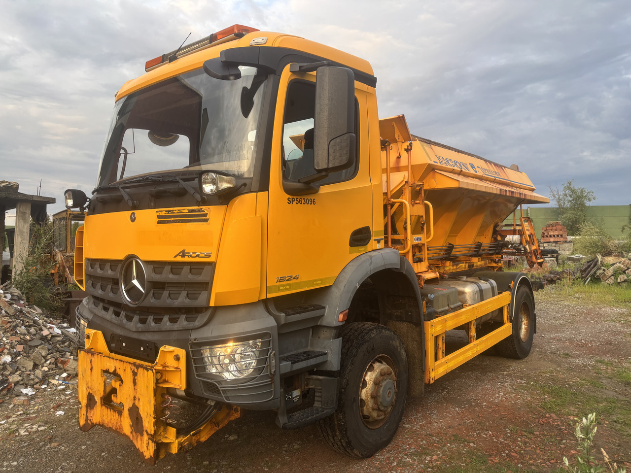 Mercedes AROCS 1824 4X4 GRITTER/SPREADER/PLOUGH - Sniega novākšanas tehnika: foto 5 Mercedes AROCS 1824 4X4 GRITTER/SPREADER/PLOUGH - Sniega novākšanas tehnika: foto 5