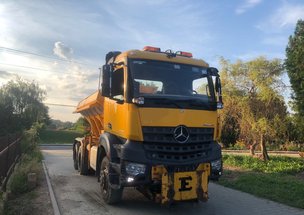 Sniega novākšanas tehnika Mercedes-Benz Arocs 3333 6x6 piaskarka solarka econ pług schmidt: foto 13