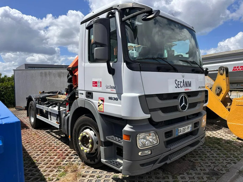 Mercedes-Benz Actros 1836 - Pacēlājs ar āķi, Kravas auto ar manipulatoru: foto 1 Mercedes-Benz Actros 1836 - Pacēlājs ar āķi, Kravas auto ar manipulatoru: foto 1