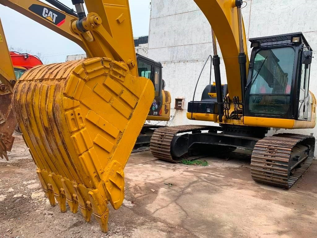 CAT 323 D L - Kāpurķēžu ekskavators: foto 1 CAT 323 D L - Kāpurķēžu ekskavators: foto 1