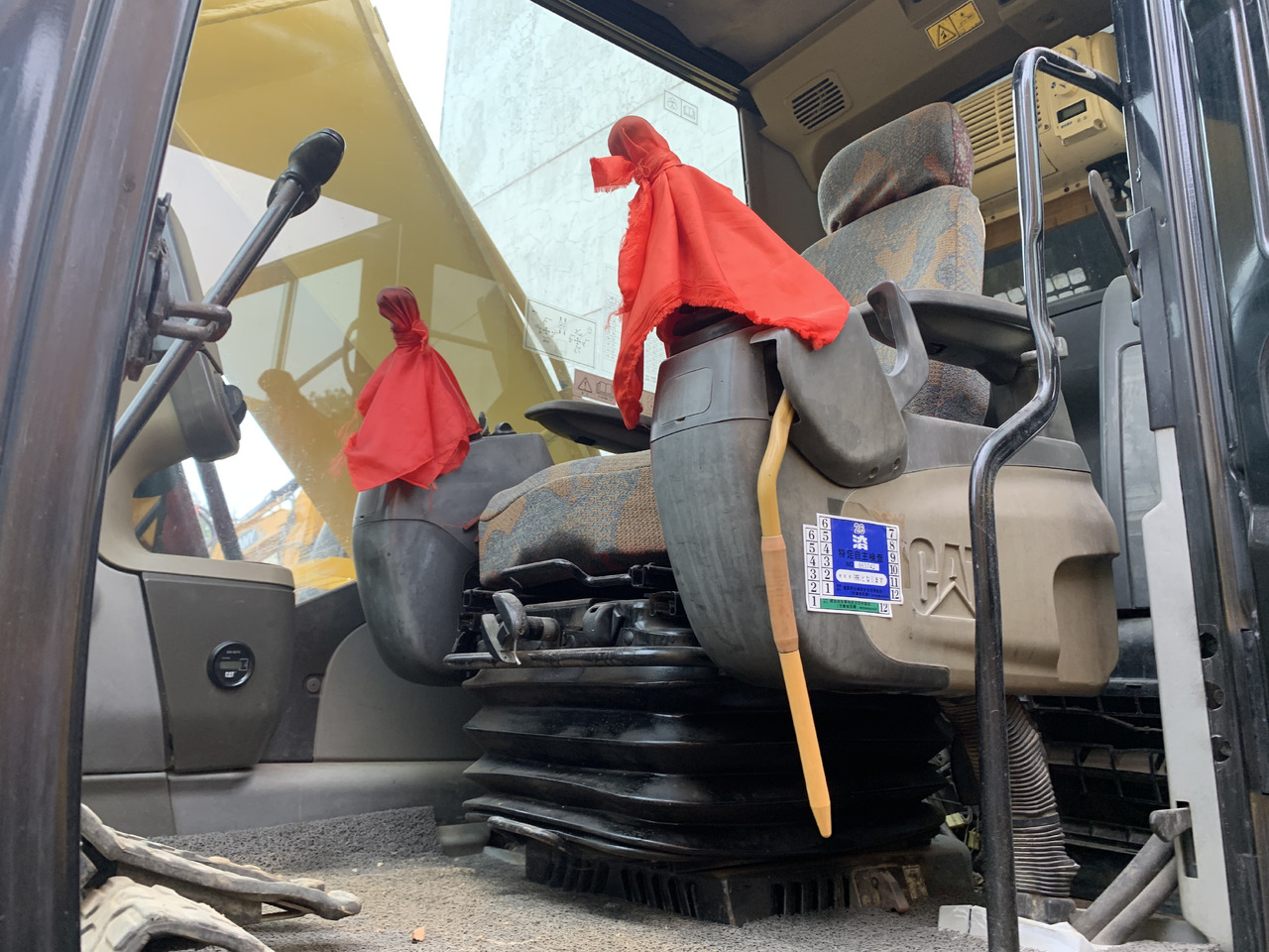 CATERPILLAR 323D2L - Ekskavators: foto 4 CATERPILLAR 323D2L - Ekskavators: foto 4