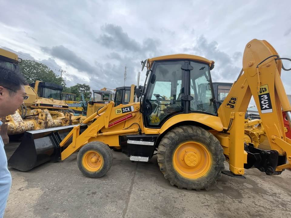 JCB 3Cx - Ekskavators-iekrāvējs: foto 1 JCB 3Cx - Ekskavators-iekrāvējs: foto 1