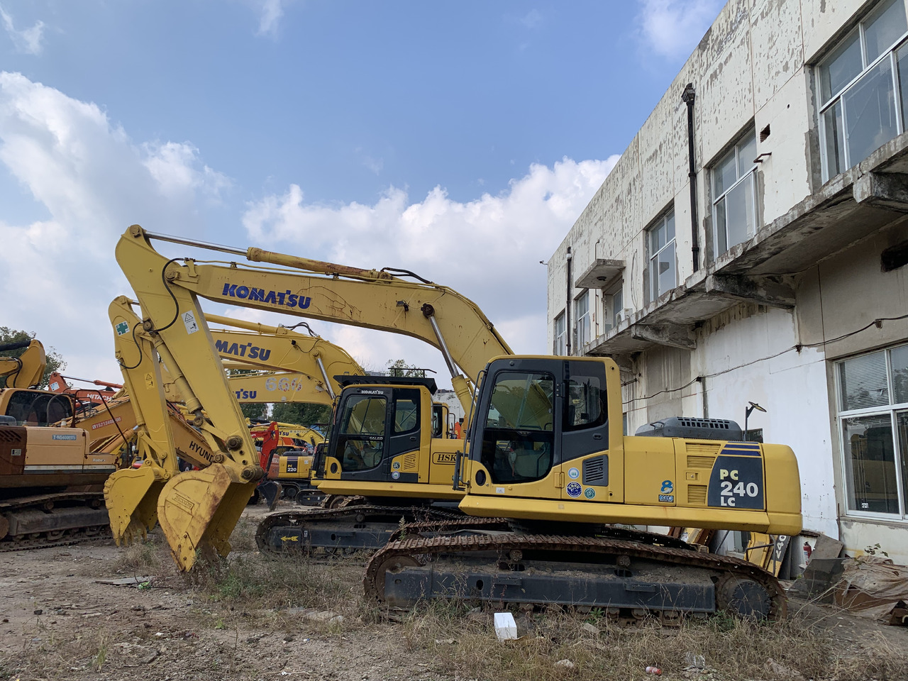 KOMATSU PC240 - Kāpurķēžu ekskavators: foto 1 KOMATSU PC240 - Kāpurķēžu ekskavators: foto 1