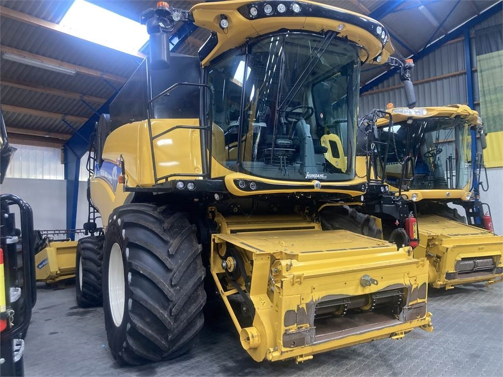New Holland CR.9.90 SLH - Labības kombains: foto 2 New Holland CR.9.90 SLH - Labības kombains: foto 2
