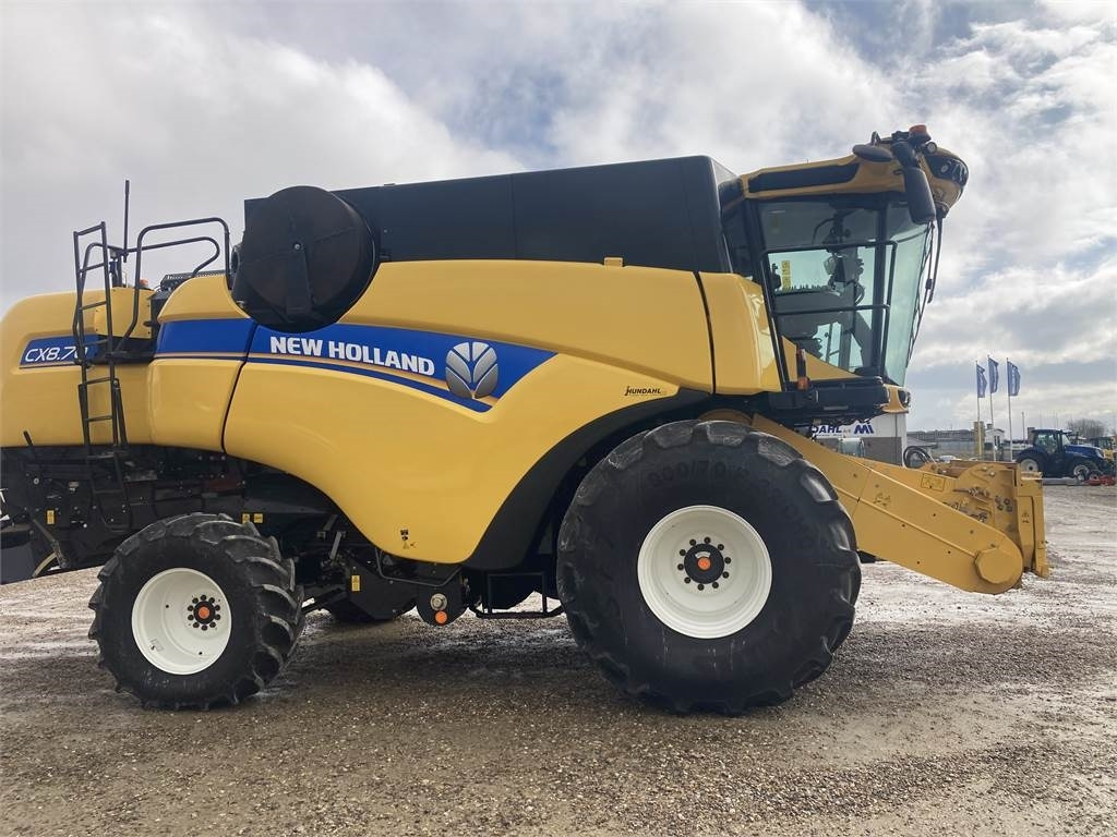 New Holland CX8.70 TB4 EUR - Labības kombains: foto 1 New Holland CX8.70 TB4 EUR - Labības kombains: foto 1