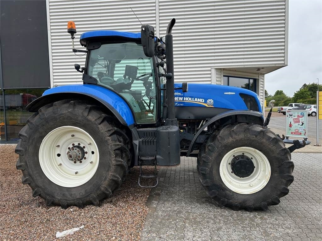 New Holland T7.270AC KEY - Traktors: foto 2 New Holland T7.270AC KEY - Traktors: foto 2
